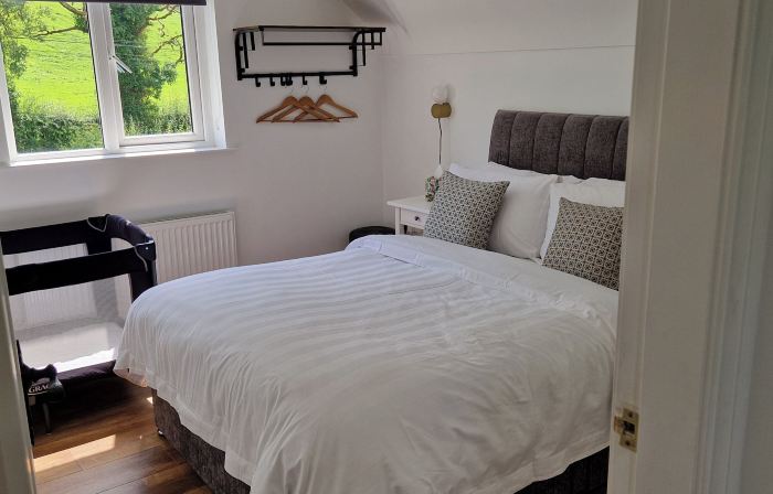 2 Bed cottage-Sleeps 4-Private Garden-Parking