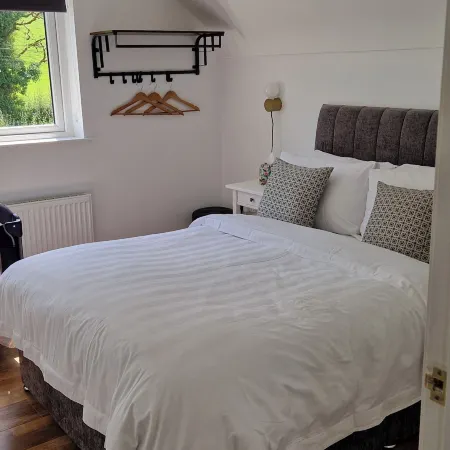 2 Bed cottage-Sleeps 4-Private Garden-Parking