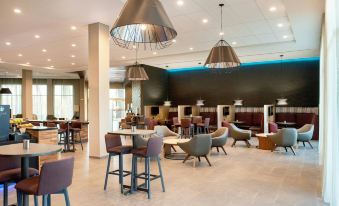 Courtyard Mesa at Wrigleyville West