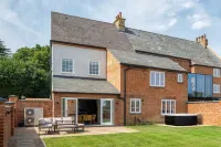 The Talbot – Exclusive Home with Hot Tub - อ่างจากุชชี่