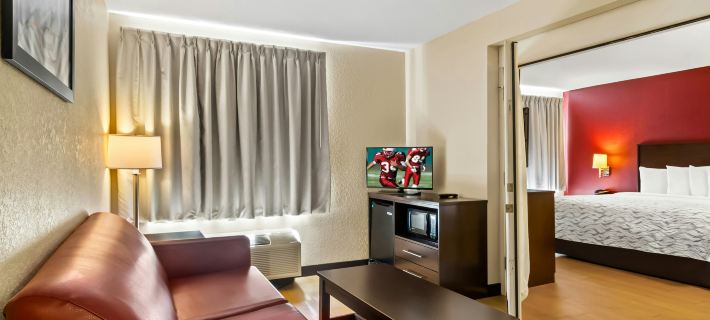 Red Roof Plus+ Jacksonville - Southpoint Hotels in Jacksonville