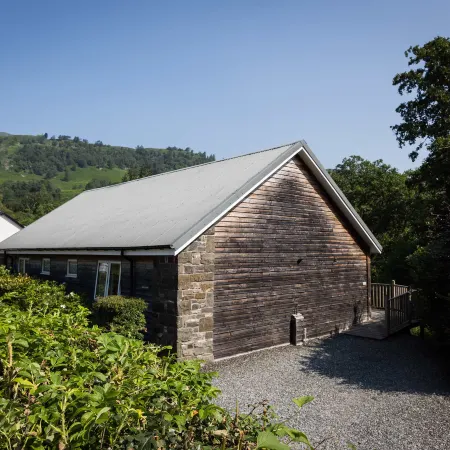 Cosy Riverside Escape with Hot Tub | Garth Cottage キリンのホテル