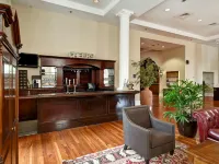 Embassy Suites by Hilton Charleston Historic District Hotel berhampiran Dataran Marion