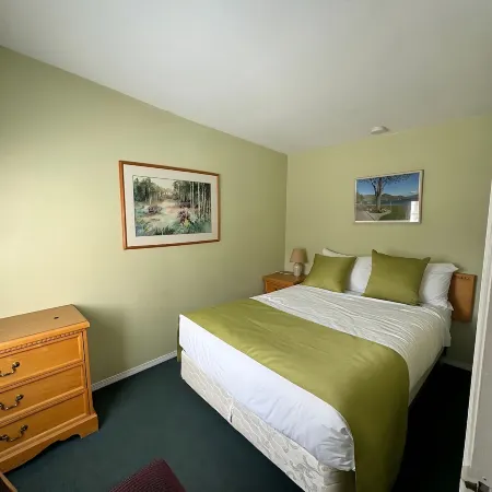 Waterfront Suite: Patio & Lake Views at Green