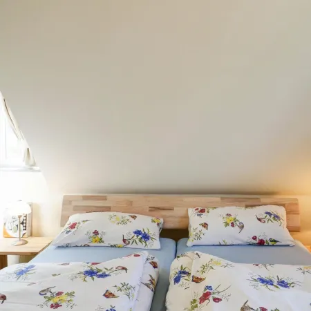 Holiday House Nightingale, Glowe
