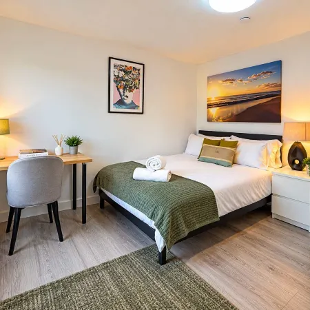 City Road Apartment w/ Private Backyard Hoteles en Roath
