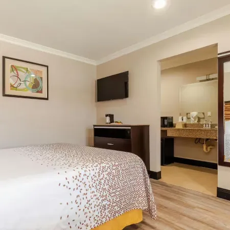 Diamond Bell Inn & Suites