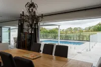 The Wine Country Retreat by Homello - สระว่ายน้ำส่วนตัว