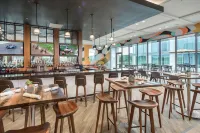 The Summit Hotel - bar