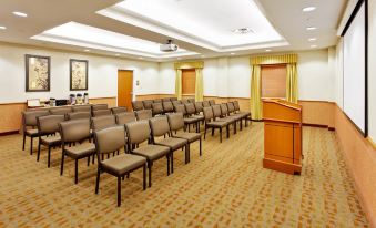Holiday Inn Express & Suites Long Island-East End