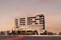 Dandenong Central Apartments Official - Bergblick
