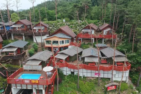 Hoengseong Fairy Tale Hut Pension Отели рядом с достопримечательностью «Hoengseong Welli Hilli Park Ski Resort»