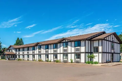 Magnuson Hotel Ironwood - parking