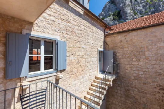 Villa Mama - Traditional Apartments in Omis, Free Parking