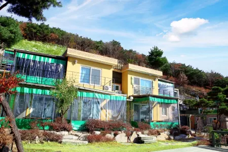 Seokmodo Haevichi Pension Отели рядом с достопримечательностью «Bomunsa Temple»