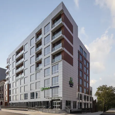 Holiday Inn Express & Suites WOODSIDE LAGUARDIA AIRPORT by IHG Отели рядом с достопримечательностью «Станция метро Queens Plaza»