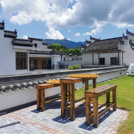 Zuowang Jiangcun Hotel
