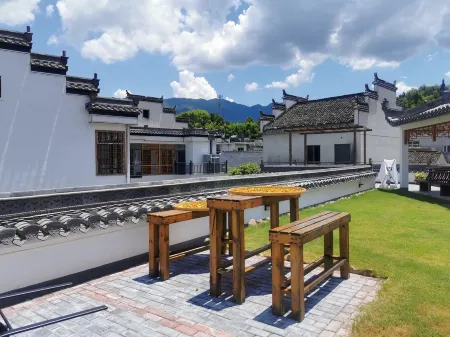 Zuowang Jiangcun Hotel