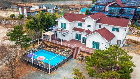 Kyeongju Changdelier Pension Отели рядом с достопримечательностью «Международный Конвенционный Центр Гёнджу Хвабаек»