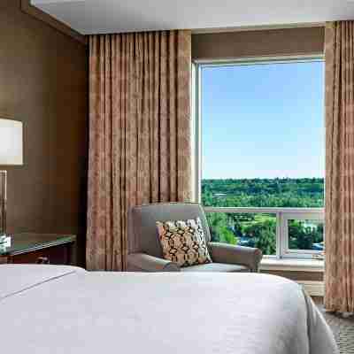 Sheraton Suites Calgary Eau Claire Rooms