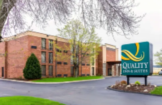 Quality Inn & Suites Arden Hills - Saint Paul North のホテル