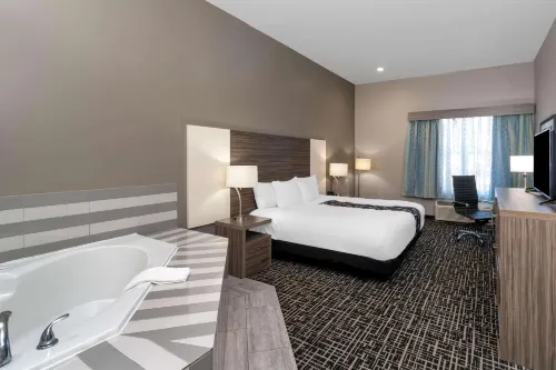 La Quinta Inn & Suites by Wyndham Forsyth Hotels in Forsyth