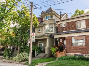 Cozy Houses in Downtown Toronto by Globalstay