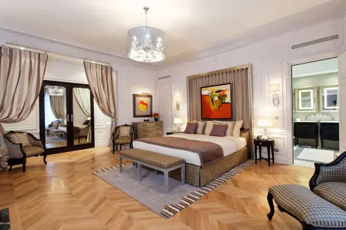 Majestic Hotel Spa - Champs Elysées - Airport Shuttle