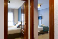 Aparthotel Los Girasoles فنادق في Zaragoza