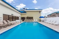 Days Inn & Suites by Wyndham Lakeland - Swimmingpools
