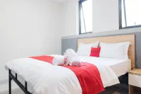 RedDoorz Plus near Taman Anggrek Mall Hotel di Jakarta Barat