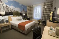 Adria Hotel and Conference Center فنادق في Great Neck