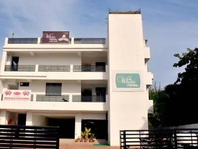 Hotel White Pearl, Jabalpur Hotels near Masjid FIAZAN E JAMAL E MUSTAFA