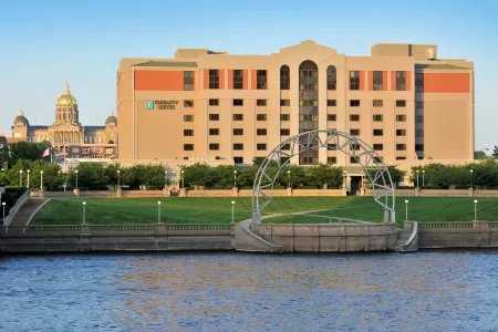 Embassy Suites by Hilton des Moines Downtown Отели рядом с достопримечательностью «Грэйтер Де-Мойн Ботаникал Гарден»