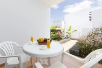 Apartamentos las Lilas Hotels near César Manrique Foundation