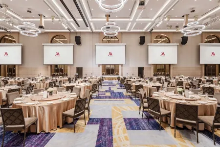 Taipei Marriott Hotel Отели рядом с достопримечательностью «Bai Shih Lake Bridge»