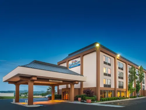 Baymont by Wyndham Cincinnati - parking