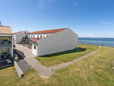 "Elvin" - 20m from the Sea