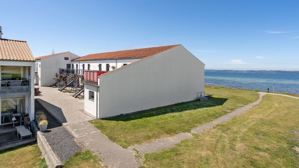 "Elvin" - 20m from the Sea