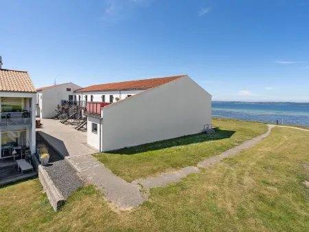 "Elvin" - 20m from the Sea