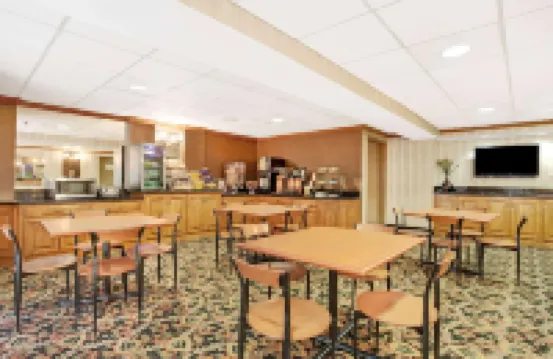 เดย์สอินน์ บายวินด์แฮม นิวพอร์ตนิวส์ซิตี้เซ็นเตอร์ ออยส์เตอร์พอยต์ โรงแรมในนิวพอร์ตนิวส์