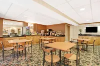 Days Inn by Wyndham Newport News City Center Oyster Point Hotel a Newport News