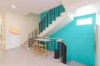 Sans Hotel Clover Ace Surabaya by RedDoorz Отели в г. Sambikerep