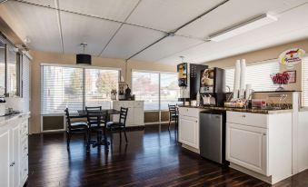 Super 8 by Wyndham Sevierville Riverside