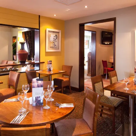 Premier Inn Sunbury (Kempton Park) Отели рядом с достопримечательностью «Фелтхам»