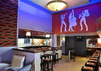 Cresta Jameson Hotel - parkir