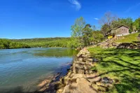 Cozy Cabin on Tenn River - 10 Mi to Chattanooga! - Pet friendly