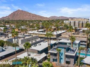 Walkable Ots, Heated Poolside Mid Century Condo