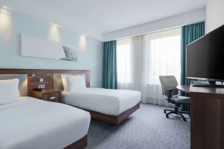 Hampton by Hilton Amsterdam Centre East Отели рядом с достопримечательностью «Мост Питон»