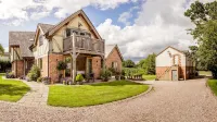 Oak Mead Hotels in Rhosddu